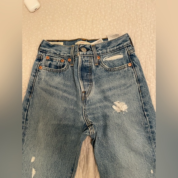 Light to medium wash Levi’s wedgie icon jeans size 23. Worn once!!! - Picture 5 of 6